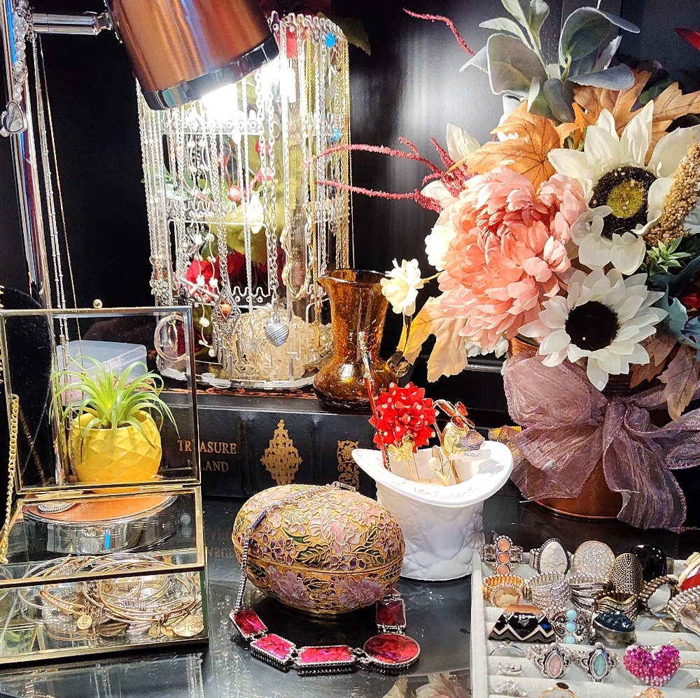 Vintage watches, luxury & modern beautiful jewelry & home decor - Picture 2 of 8